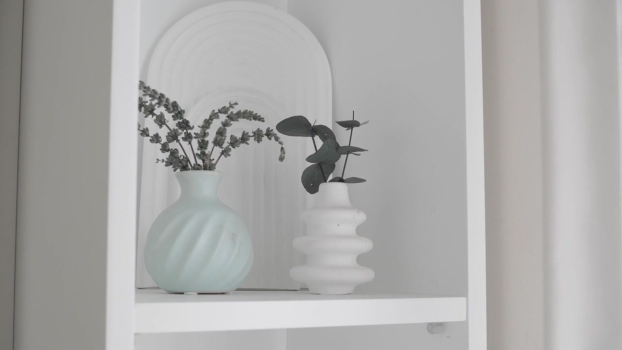 Vasos Decorativos Minimalistas com Flores Secas em uma Prateleira Branca