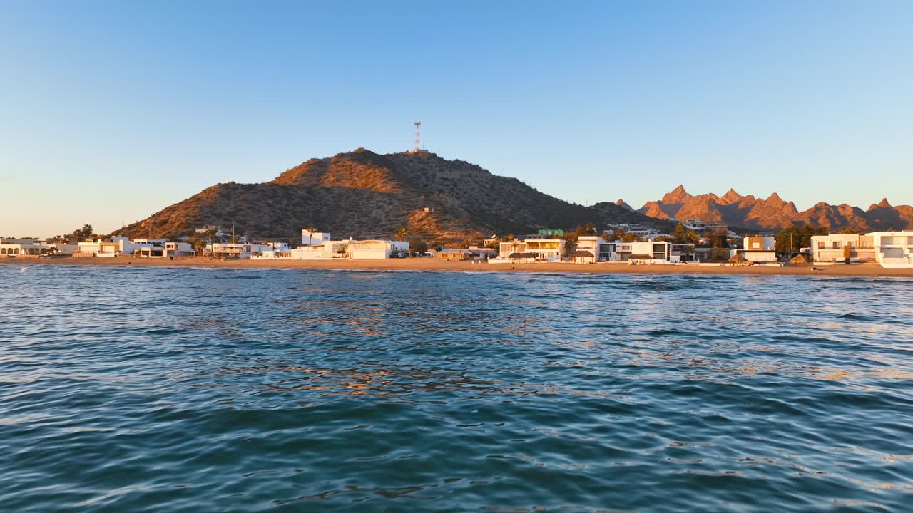 воздушный снимок беспилотника, приближающегося к берегу пляжа