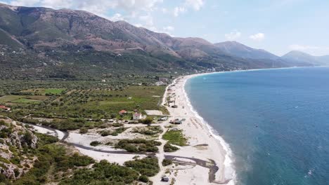 larga playa blanca de borsh a lo largo de la hermosa costa de albania - antena