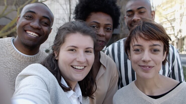 Groupe de jeunes en appel vidéo