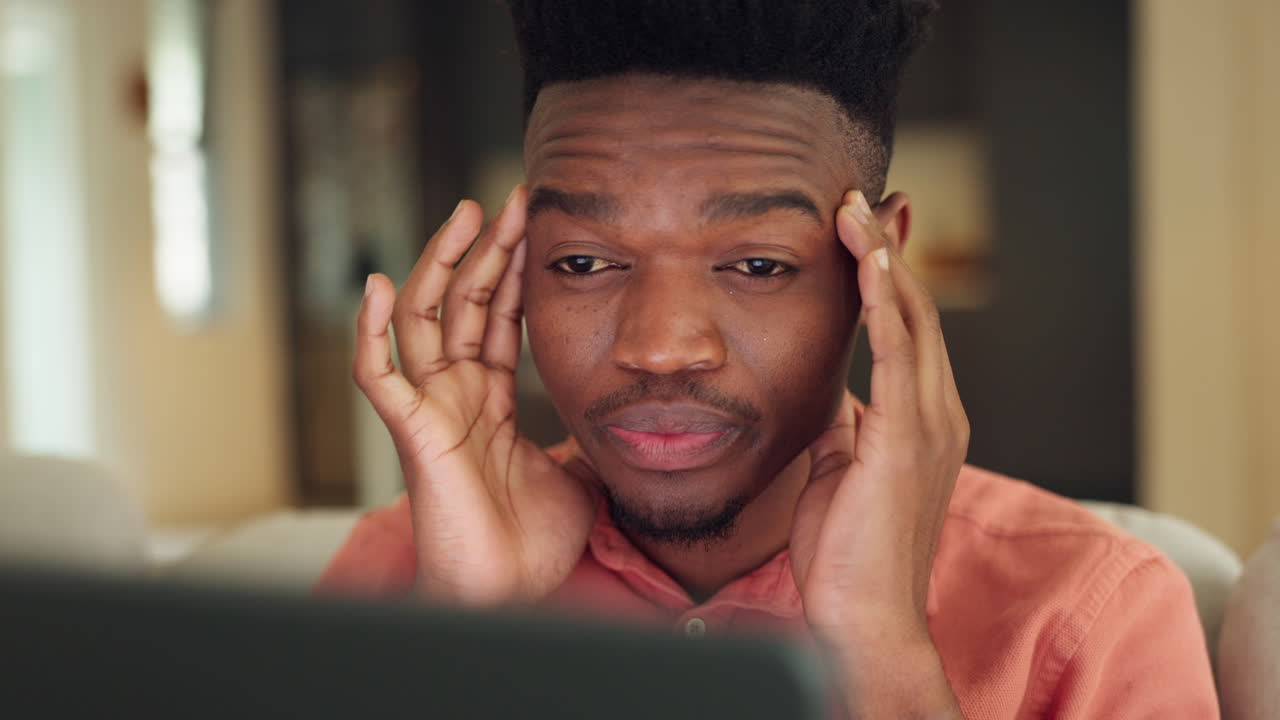 cansado, dolor de cabeza y agotamiento estudiante estudiando