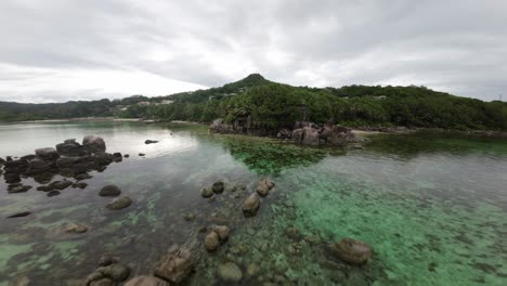 drone fpv volando en una hermosa playa en las seychelles en una isla mahe, video de árboles increíbles, rocas de las seychelles, costa y paisajes circundantes de las seychelles