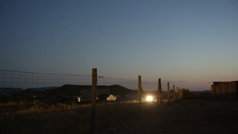 Unos-Pocos-Coches-En-Una-Remota-Carretera-Rural-A-Lo-Largo-De-La-Zona-Vallada-Al-Atardecer