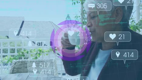 animación de escaneo de alcance y burbujas de habla de redes sociales sobre mujer usando computadora portátil