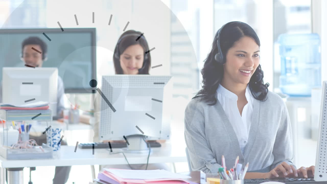 mujer que trabaja en un centro de llamadas