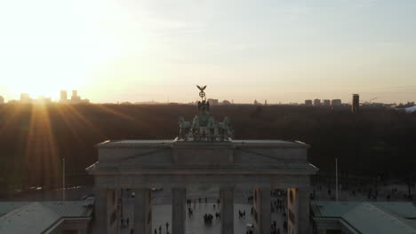 Antenne:-Langsam-Näherndes-Brandenburger-Tor-Und-Tiergarten-Im-Wunderschönen-Sonnenuntergangssonnenlicht-Mit-Nahem-Blick-Auf-Die-Grüne-Quadriga-Statue-In-Berlin,-Deutschland