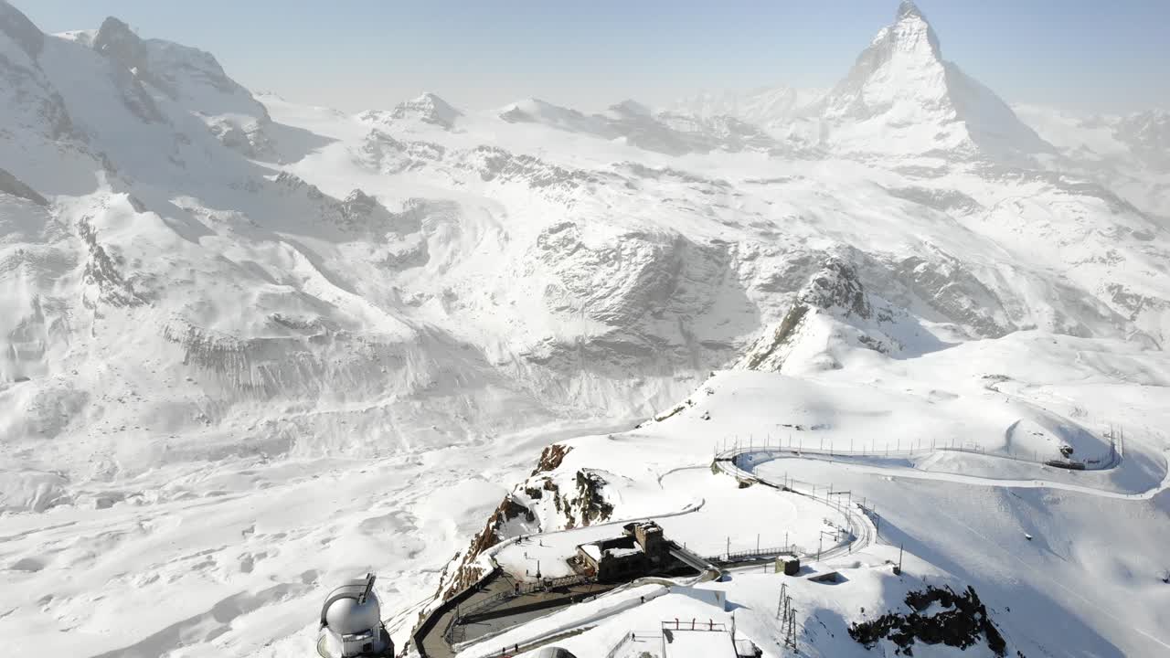 sobrevuelo aéreo sobre gornergrat con vistas al matterhorn, la estación de tren de gornergrat