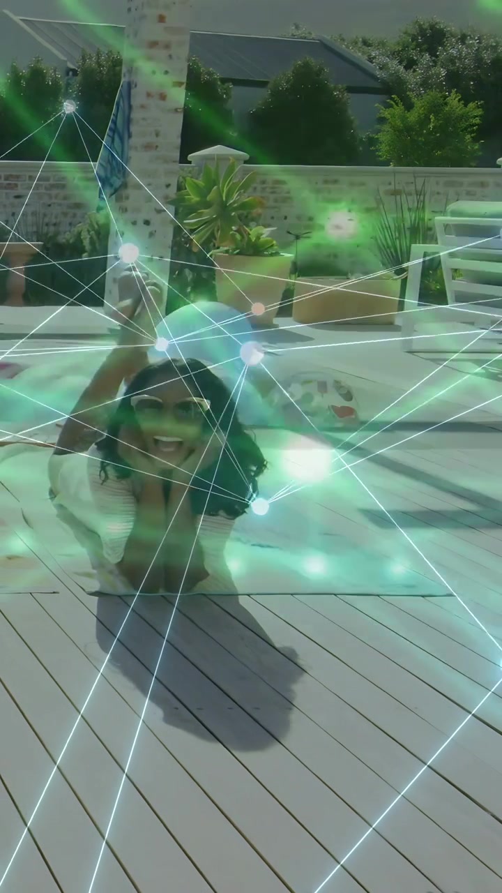 Video verticale: Donna sdraiata a bordo piscina, la telecamera si concentra, creando nodi AR che inquadrano il viso con tecnologia di framing