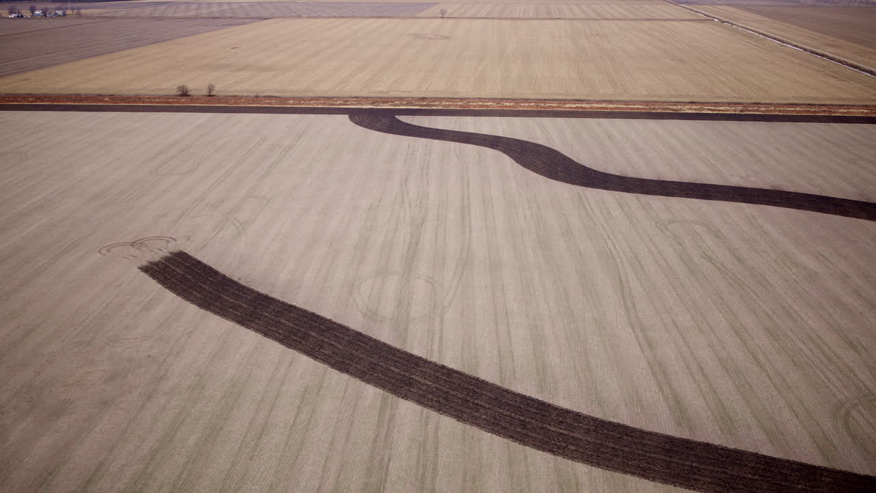Droneudsigt over enorme afgrødemarker tværs over det centrale Illinois