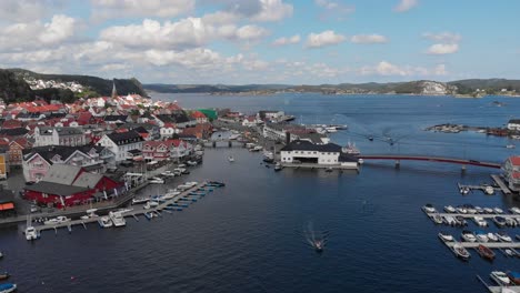 Panorámica-Aérea-Lenta-Que-Muestra-Un-Pintoresco-Pueblo-Costero-Y-Su-Puerto-Deportivo,-Escandinavia