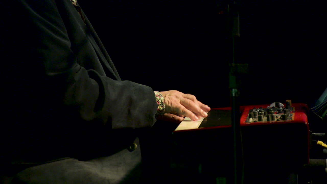 키보드를 연주하는 프리젠테이션에 주님의 손