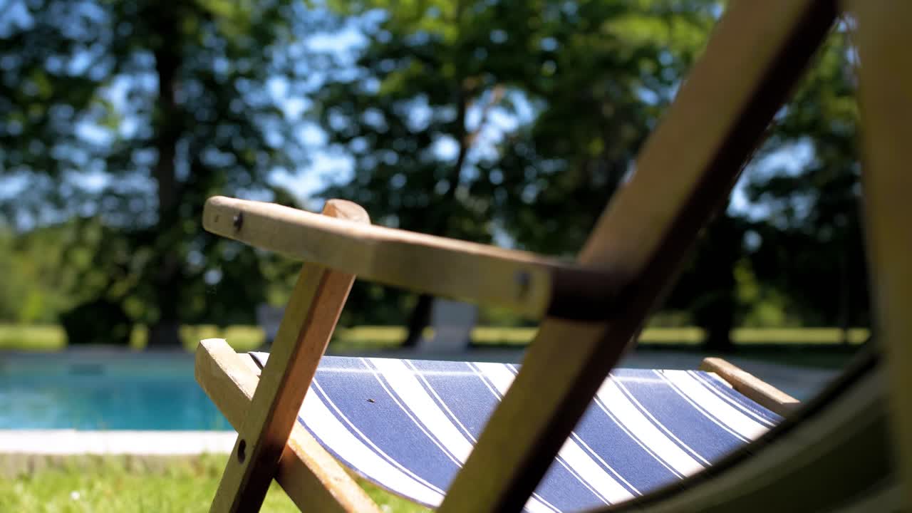 silla de brazo relajante con diseño cómodo al aire libre cerca de la piscina