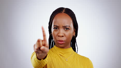 Cara,-Ceño-Fruncido-Y-Movimiento-De-Dedos-Con-Una-Mujer-Negra