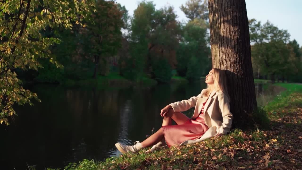 Scene da sogno di persone che si godono la natura con effetti di luce