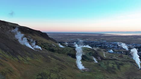 Vapor-Subiendo-En-El-área-Geotérmica-En-Hveragerdi,-Sur-De-Islandia---Disparo-Aéreo-De-Drones