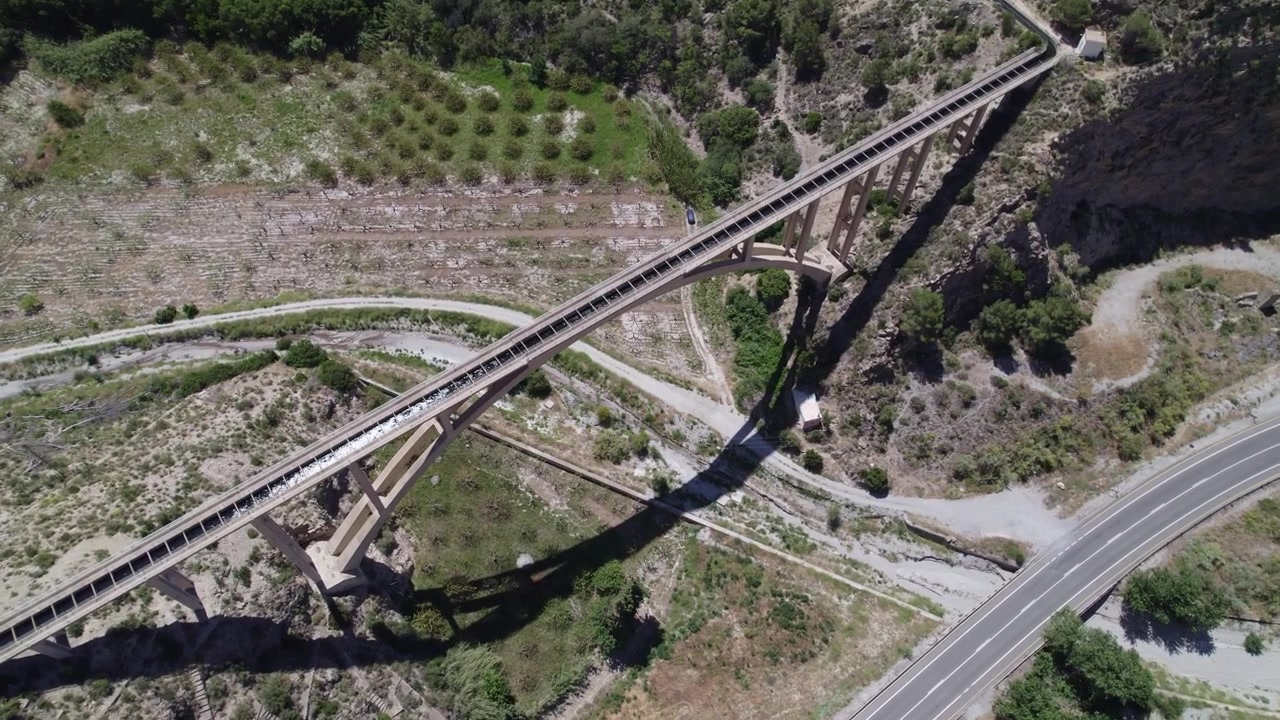 Acueducto puente. Vista aérea viajando por encima. Canal de gran altitud para el transporte de agua. Acueducto de Cañizares. Granada. España.