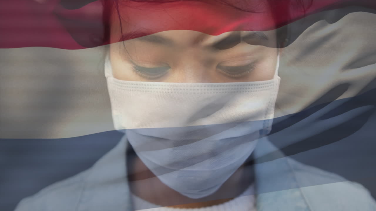 페이스 마스크를 쓴 여성 위에 흔들리는 네덜란드 국기의 애니메이션