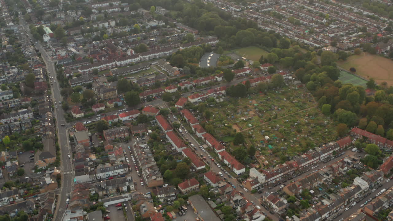 fotografía aérea sobre los suburbios de twickenham y las asignaciones