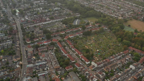 Toma-Aérea-Sobre-Los-Suburbios-Y-Parcelas-De-Twickenham.