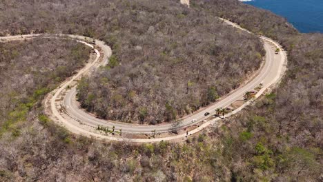 carreteras que serpentean a través de las montañas en el parque nacional de huatulco, oaxaca