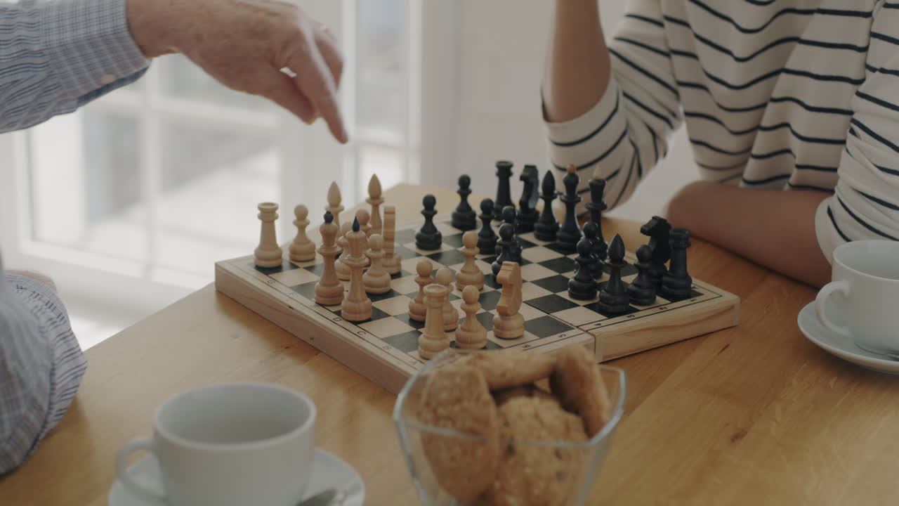 체스를 하는 고등 부부