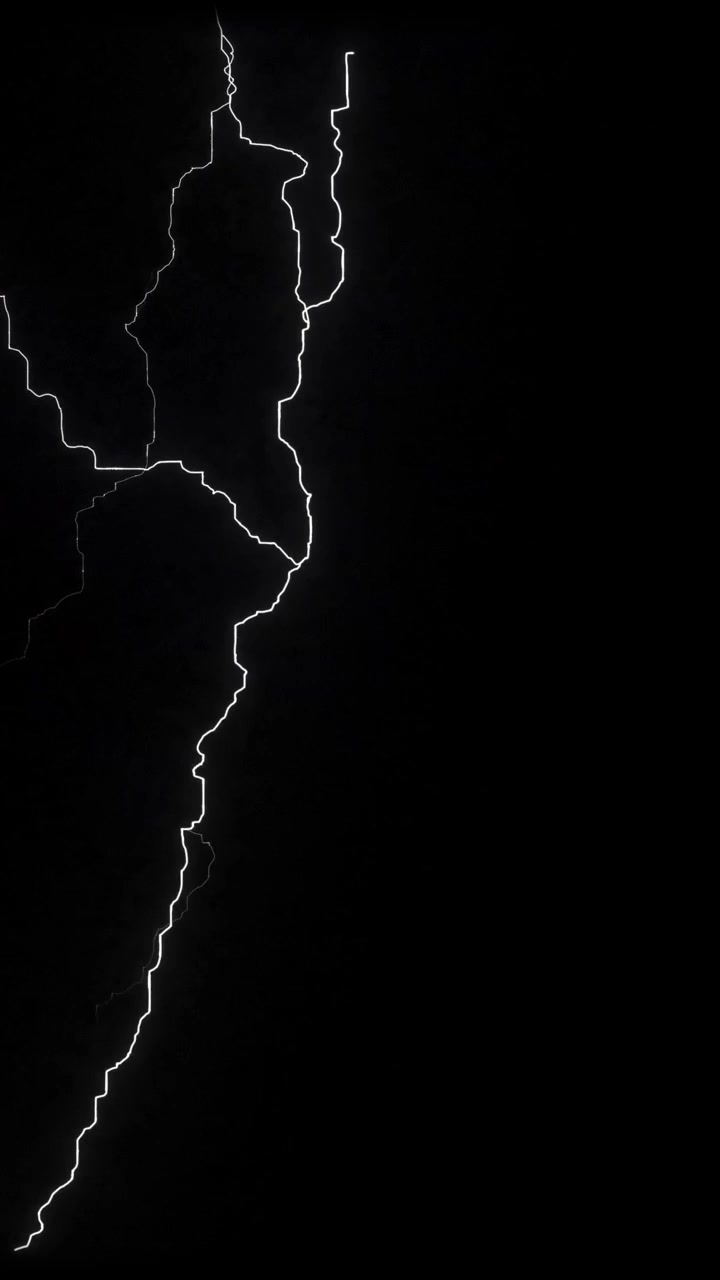Un fulmine verticale e frastagliato lampeggia rapidamente su uno sfondo nero. Sovrapposizione meteo dinamica per video verticali e contenuti per social media.