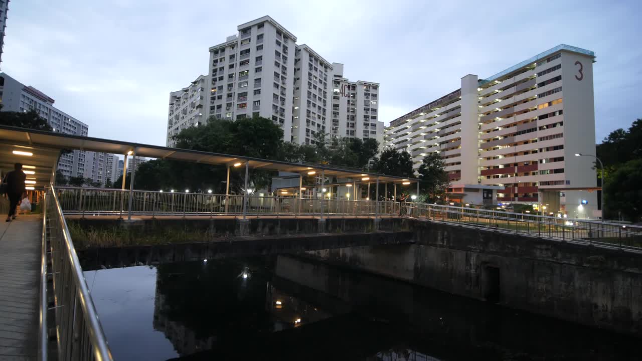 싱가포르의 hdb 플래트와 운하의 저녁 풍경