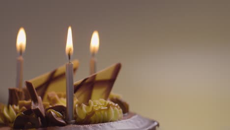 cerrar foto de estudio de pastel de cumpleaños de chocolate decorado con velas encendidas