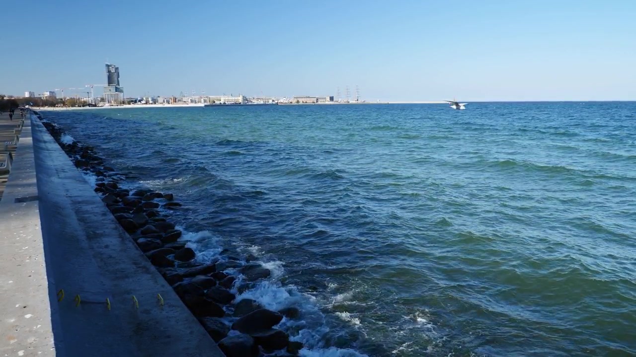 Gerak lambat Laut Baltik dengan pelabuhan Gdynia, Polandia, di latar belakang