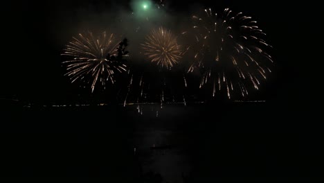 gran espectáculo de fuegos artificiales en el mar