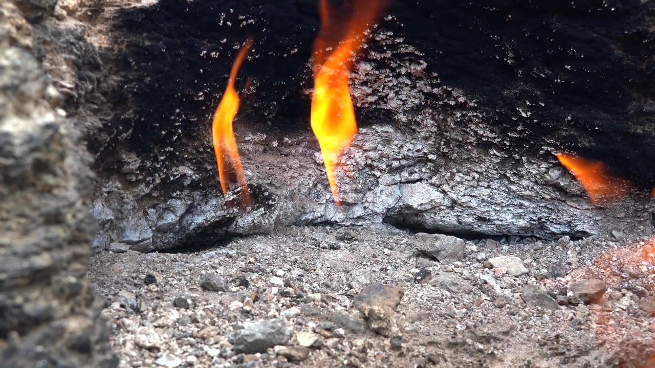 Flammes de gaz naturel s'échappant d'un sol rocheux