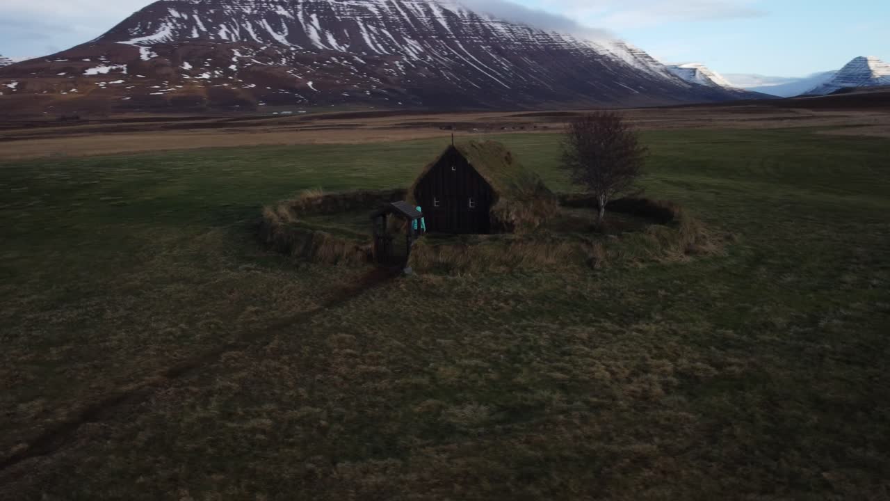 vista aérea de grafarkirkja. iglesia más antigua de islandia