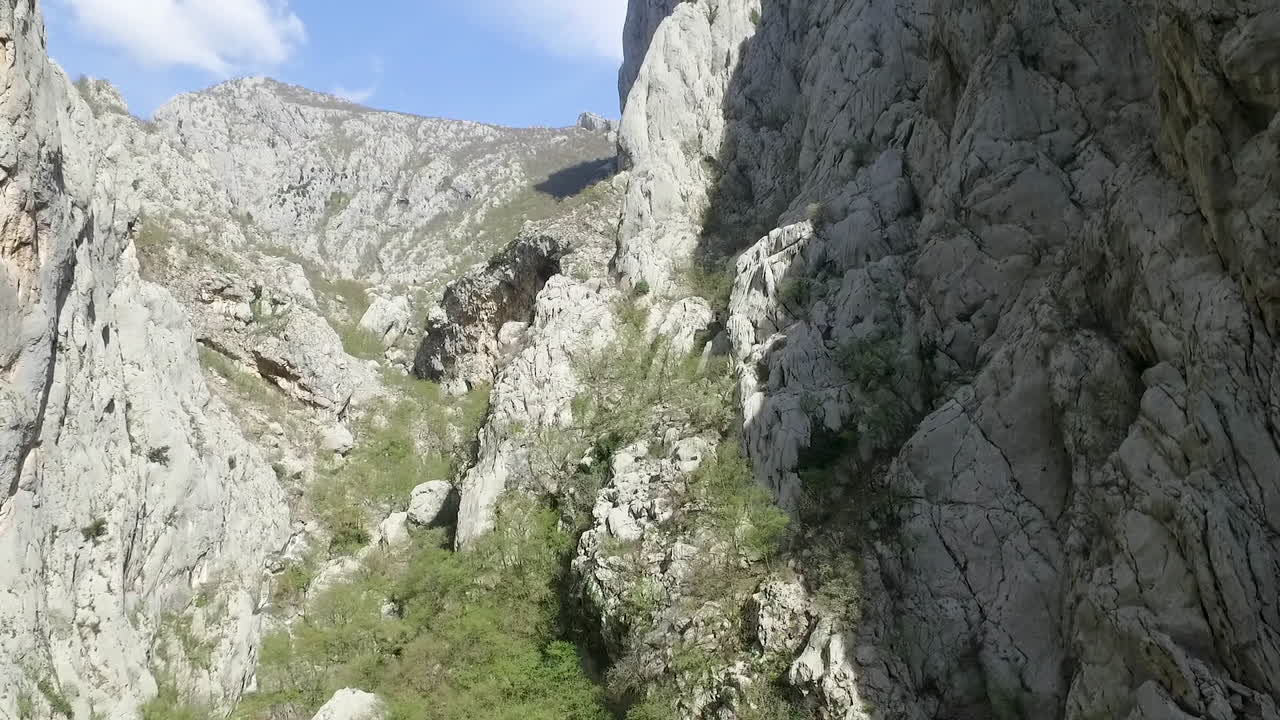 vista panorámica aérea de las pintorescas montañas samarske stijene en mrkopalj, croacia