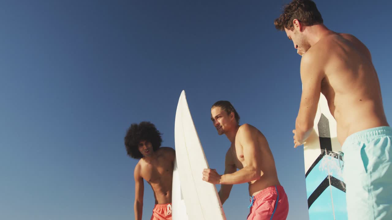 hombres mirando la vista con tablas de surf
