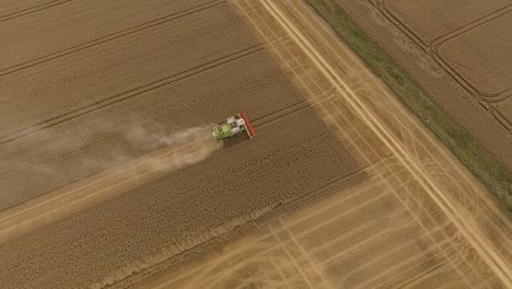 Erntedrohne-Schwenkt-Um-Mähdrescher-Auf-Dem-Feld-In-Mittlerer-Bis-Großer-Höhe