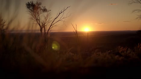 Hermosa-Puesta-De-Sol-Sobre-Las-Llanuras-Australianas-Secas-De-Color-Rojo-Anaranjado-En-El-Desierto