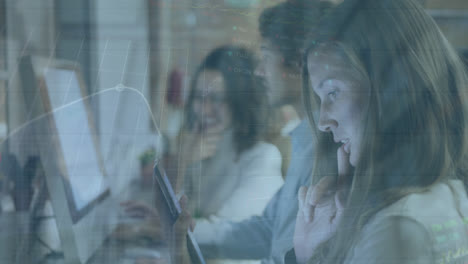 Una-Mujer-De-Negocios-Está-Trabajando-En-Una-Tableta-Digital-En-Una-Oficina-Moderna,-Tocando-La-Pantalla