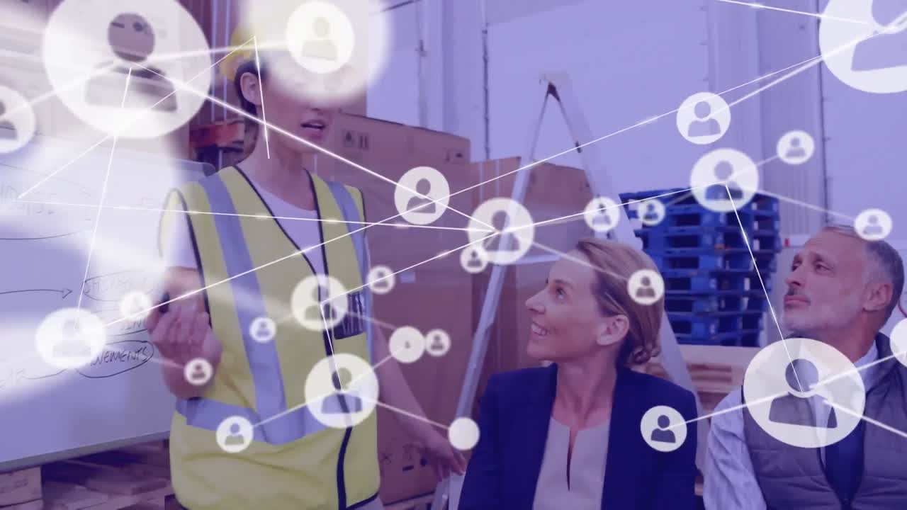 animación de la red de perfiles sobre diversos supervisores y trabajadores que discuten en la pizarra
