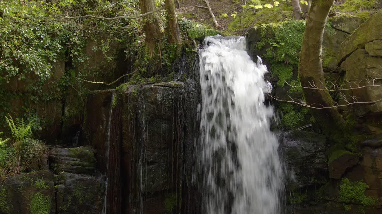 la toma media mira directamente a la derecha del cuadro de las cascadas de lumsdale con rocas y árboles en lumsdale, matlock