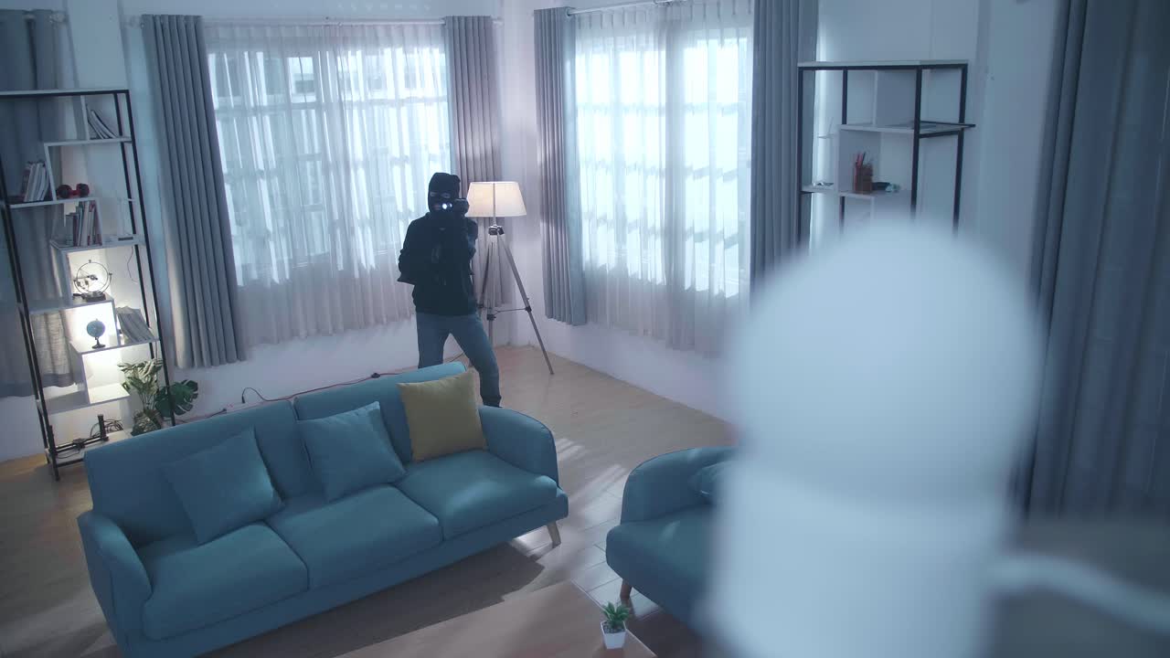 폐쇄 회로 텔레비전 카메라를 가진 누군가의 집에서 가로등을 고 있는 도