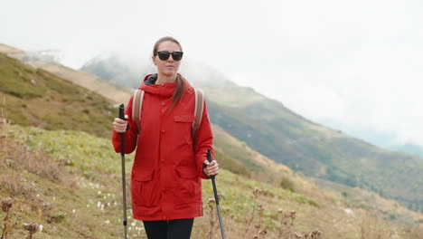 mujer haciendo senderismo en las montañas