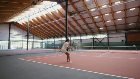 mujer jugando al tenis en el interior