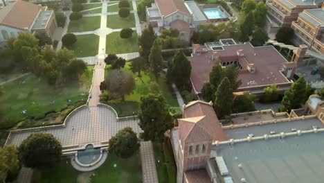 Vista-Aérea-Del-Campus-De-La-Ucla-De-Los-ángeles-Sobre-La-Cancha-De-Dickingson-Y-El-Espacio-Verde-De-Wilson-Plaza