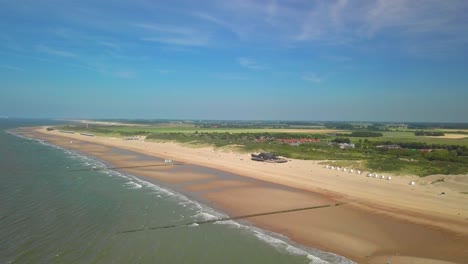 la playa de cadzand-bad, los países bajos durante un día soleado