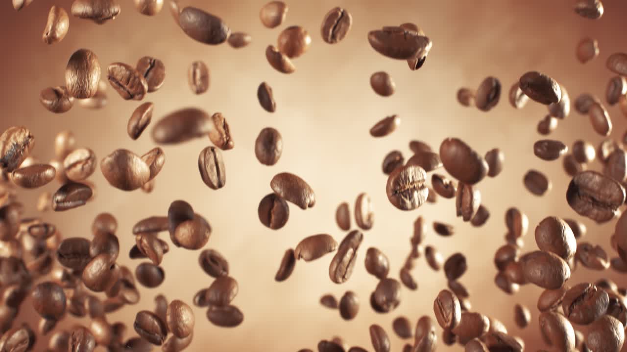 Fragranza di chicchi di caffè che fluttuano nell'inquadratura. Chicchi di caffè ripresi con una fotocamera super slow motion a 1000 fps.