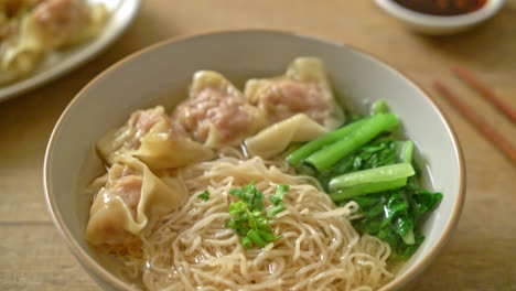 fideos de huevo con sopa wonton de cerdo o sopa de albóndigas de cerdo y verduras - estilo de comida asiática