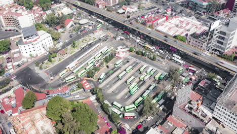 hyeprlapse orbita aerea de la parada de bus grande de mixcoac en la ciudad de mexico