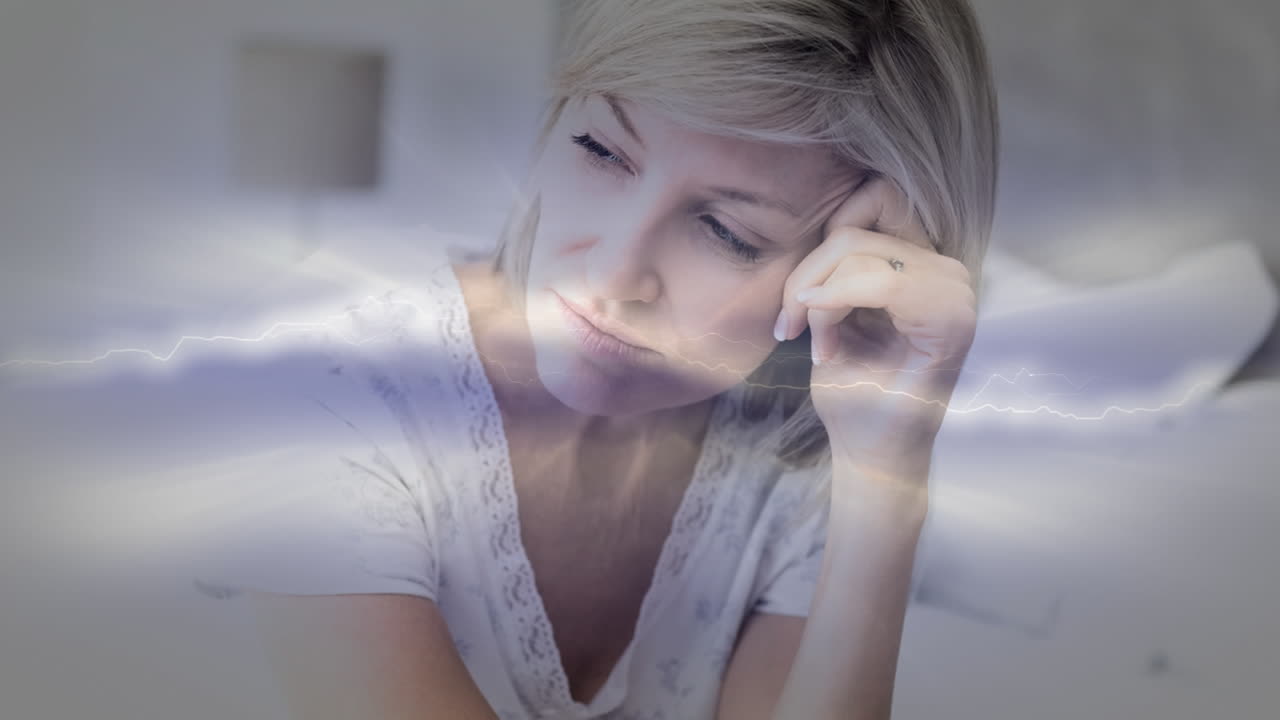 머리에 손을 고 침대에 앉아있는 사려 깊은 고령 여성의 디지털 애니메이션 4k