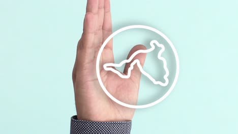mano de una persona en la que aparece la animación de un símbolo del planeta tierra