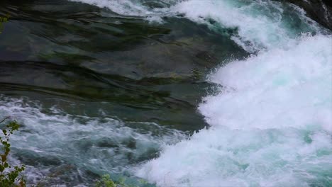 Agua-Del-Río-De-Montaña-Con-Primer-Plano-En-Cámara-Lenta